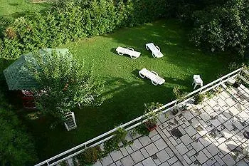 Flora Apartment